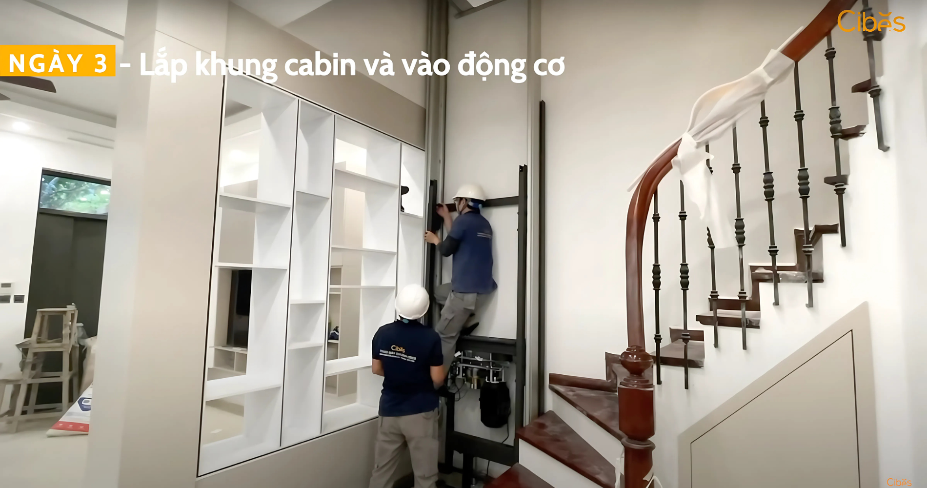 Các kỹ thuật viên đã lắp đặt khung cabin, bộ động cơ và bảng mạch điều khiển cho thang máy