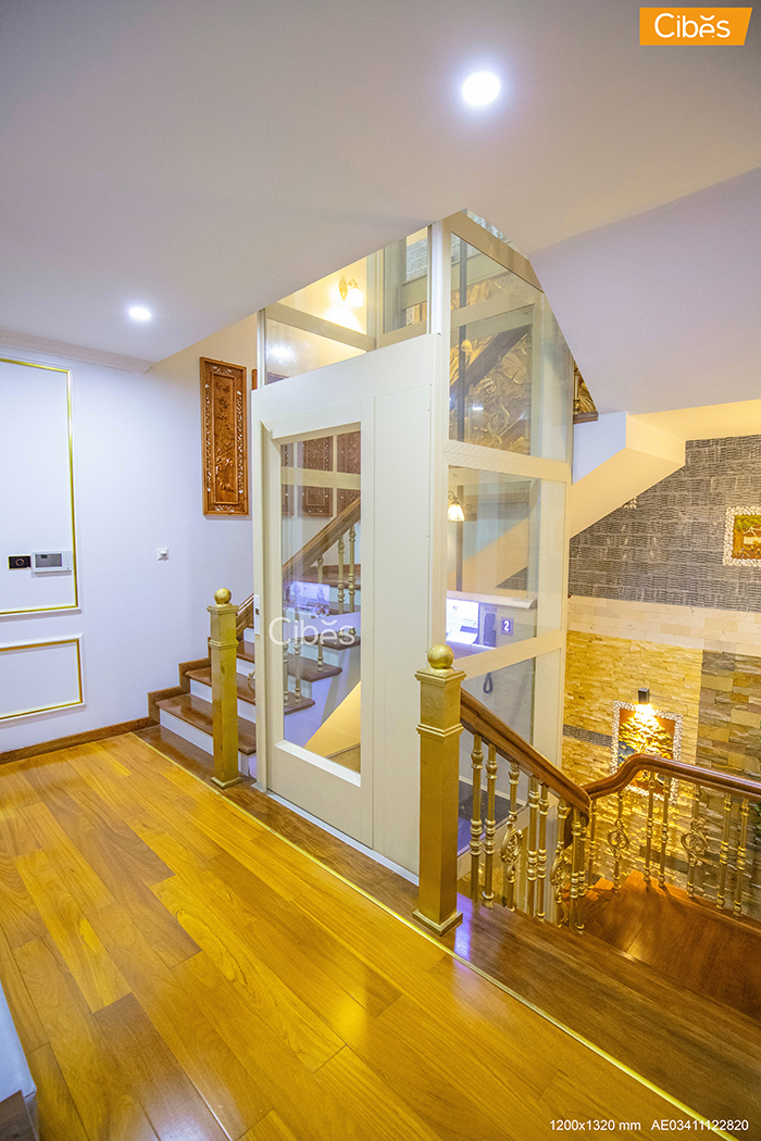 Thang máy vách kính đặt giữa lòng thang bộ