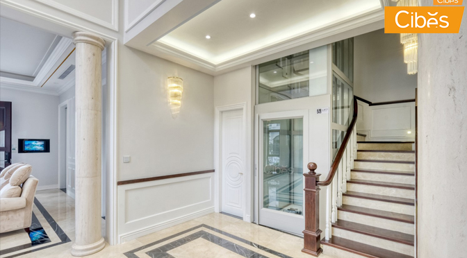 Thang máy kính đặt cạnh cầu thang bộ