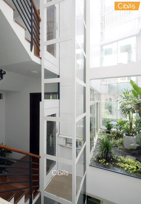 Thang máy kính 4 mặt lắp đặt ngoài trời